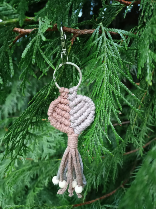 Klíčenka srdce, hnědá a šedohnědá, macramé