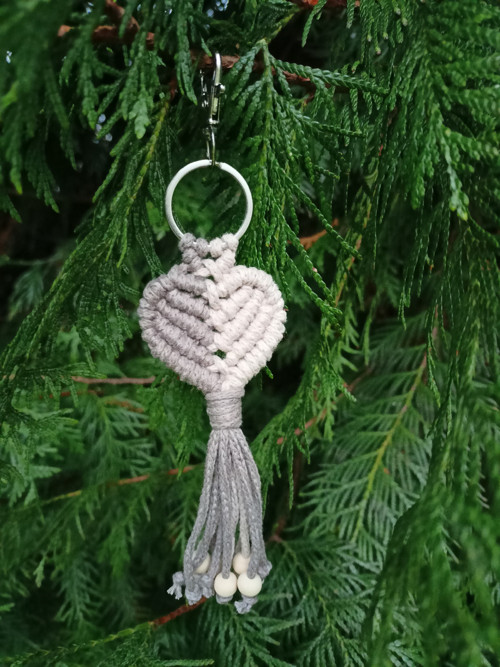 Klíčenka srdce, béžová a šedohnědá, macramé