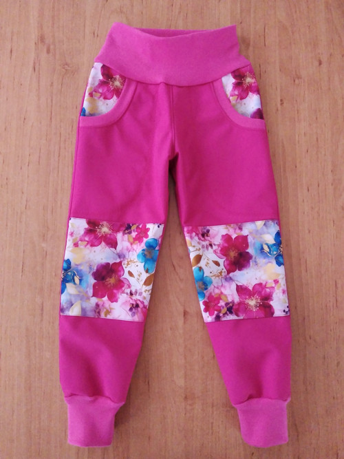 Softshelky fuchsiové květy