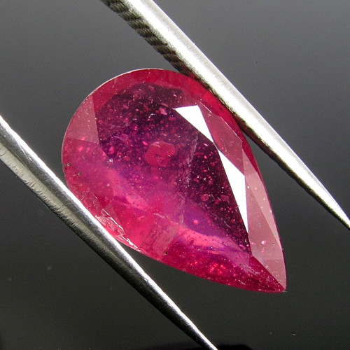 Broušený červený Rubín, 8,07 ct., 16,6x10,6x5,2 mm