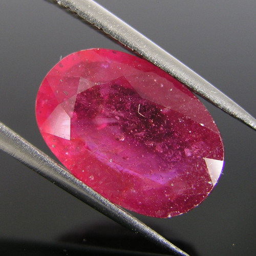Broušený červený Rubín, 8,14 ct., 15,0x10,3x5,3 mm