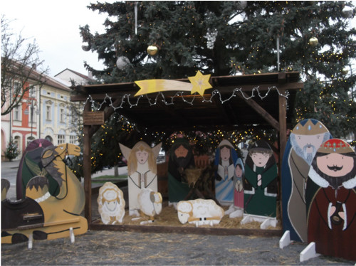 Vánoční dřevěný betlém na náměstí. Varianty.