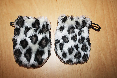 Rukavičky bezpalečkové s leopardím vzorem.