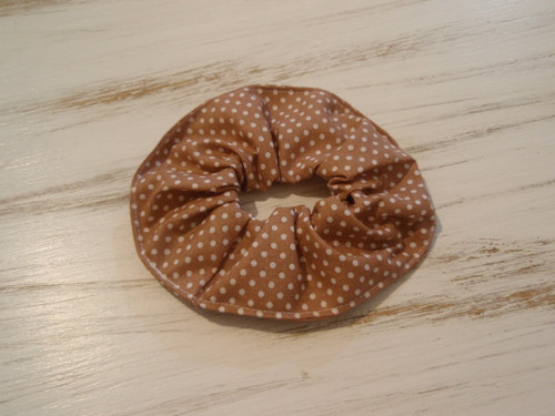 Gumička do vlasů okrová s puntíčkem