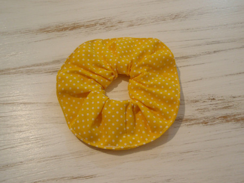Gumička do vlasů žlutá s puntíčkem