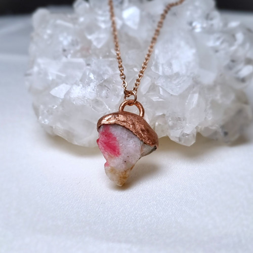 Tugtupite top vzácný minerál, přívěsek/náhrdelník