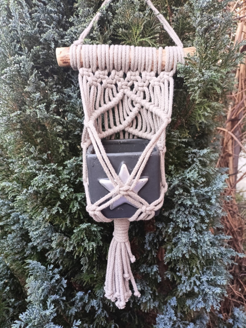 Milý khaki boho závěs na menší květináč č.2