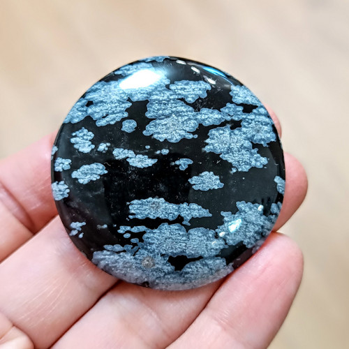 Obsidián (vločkový), ID 4504, průměr 43 mm — foto 1