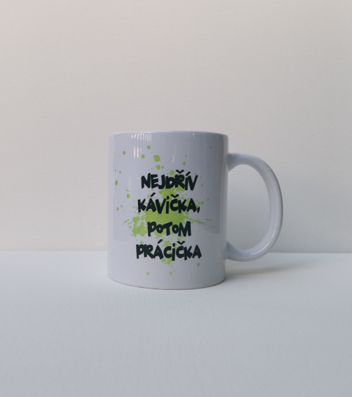 Keramický hrnek. Nejdřív kávička, potom prácička.