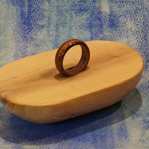 Ručně vyrobený dřevěný prsten