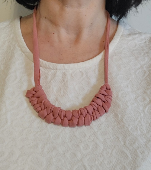 Macramé náhrdelník Starorůžový Propletený