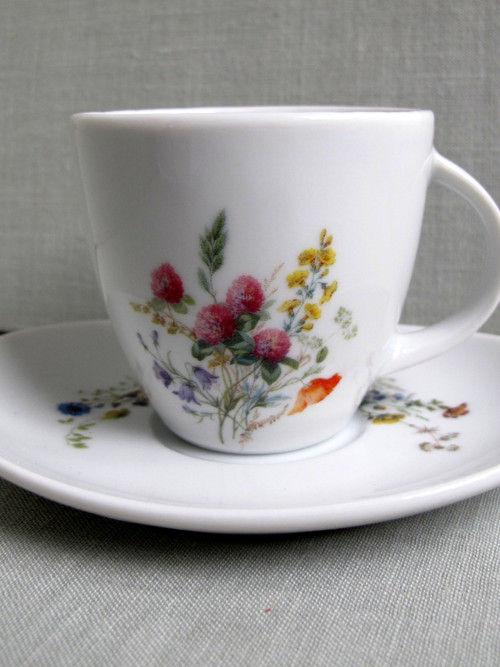 Porcelánový hrnek s podšálkem vyšší *
