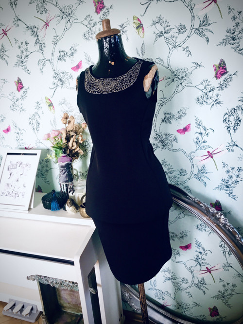 Šaty little black dress s náhrdelníkem