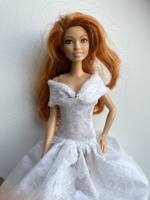 Šaty pro barbie bílé s motýlky