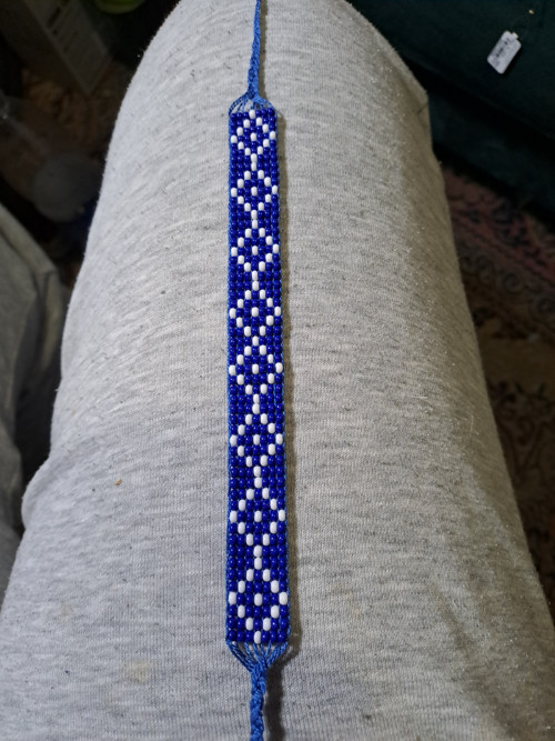 Náramek z korálků, plochý, tm. modrá s bílou