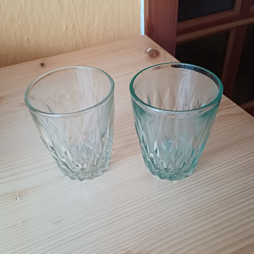 Dvě skleničky z lisovaného skla