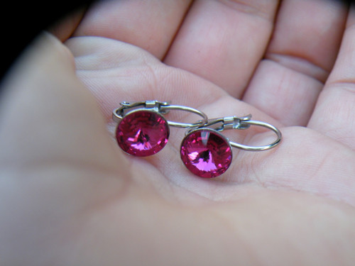 OCEL mechanické náušnice rivoli 8mm fuchsia