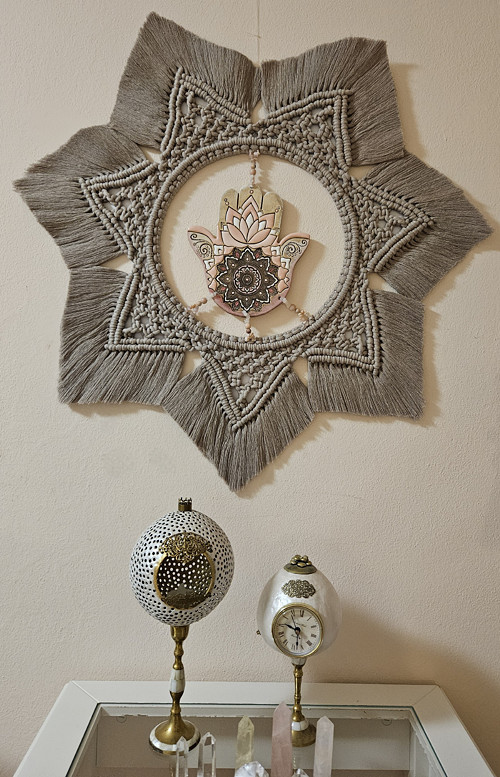 Mandala s keramickým symbolem ochrany HAMSA