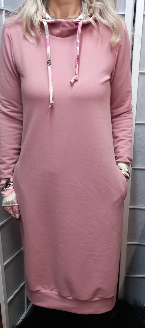 Mikinové šaty do lemu Pudr