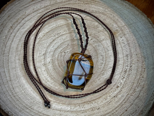 Amulet na krk s minerálním kamenem