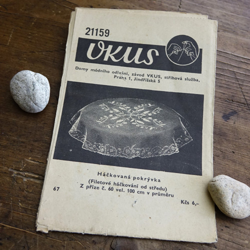 VKUS 21159 ... háčkovaný ubrus — foto 1