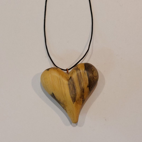 Přívěsek ze dřeva magnolie.