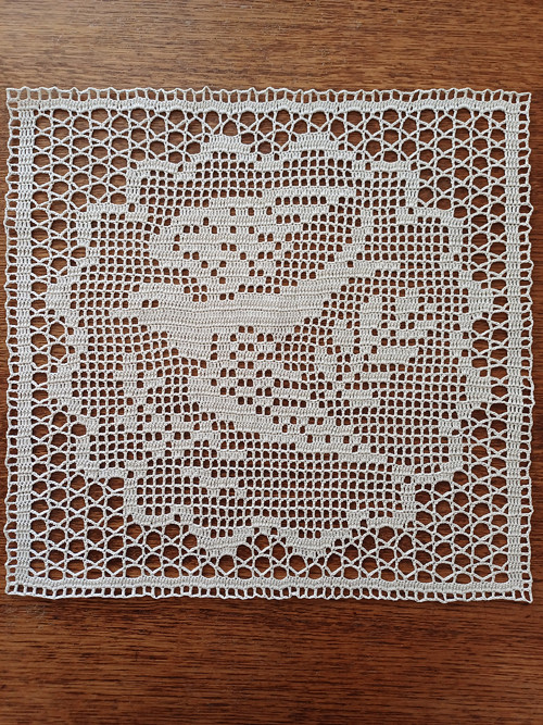 Háčkovaný čtverec 35-37 cm