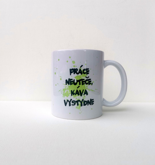 Keramický hrnek. Práce neuteče, káva vystydne