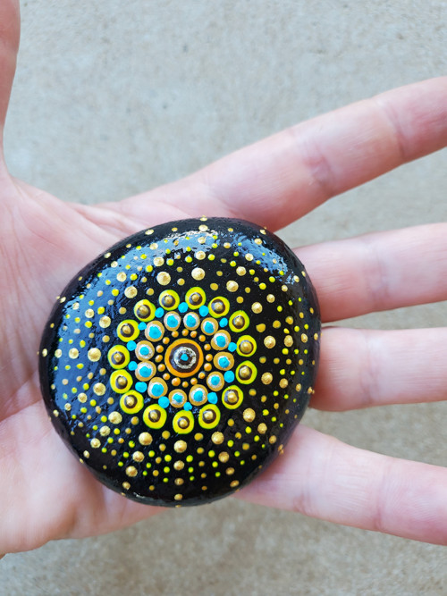 Malovaný kámen "Sluníčková mandala"