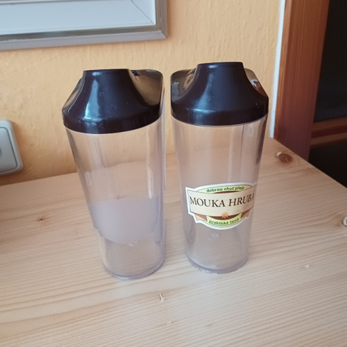 Plastové dózy na sypké potraviny - hnědý uzávěr