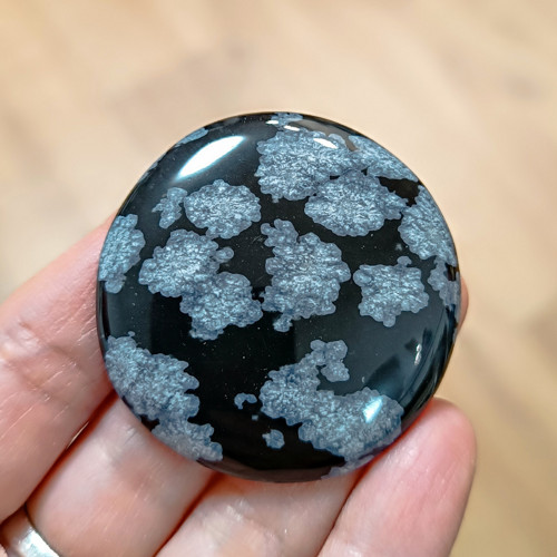 Obsidián (vločkový), ID 4543, průměr 45 mm