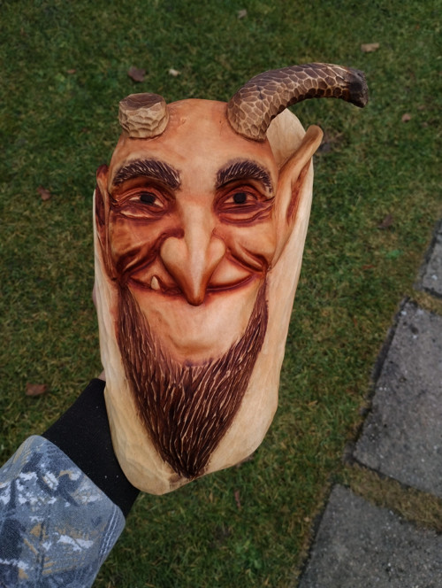 Řezbařený reliéf čerta/krampuse — foto 1