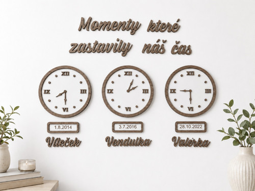 Dřevěný nápis s hodinami