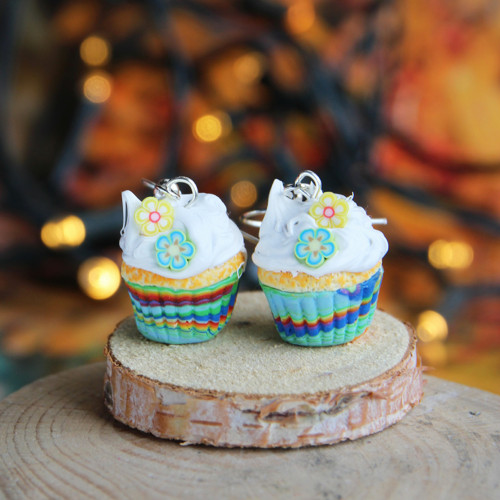 Barevné cupcakes s kytičkami — foto 1