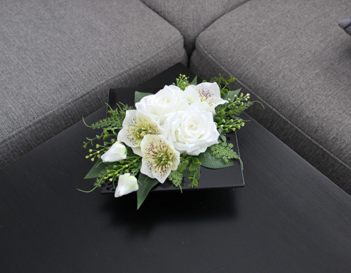 Ikebana s růžemi a čemeřicemi do bíla — foto 1