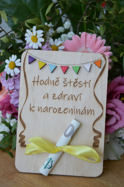 Dřevěné přání k narozeninám - s barevnou girlandou