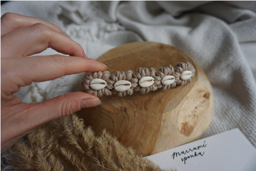 Macramé spona Cowrie Brown
