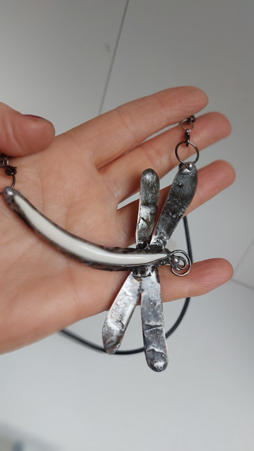 Cínovaný náhrdelník, Dragonfly