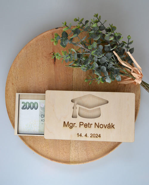 Dřevěná kazeta na peníze k promoci - se jménem