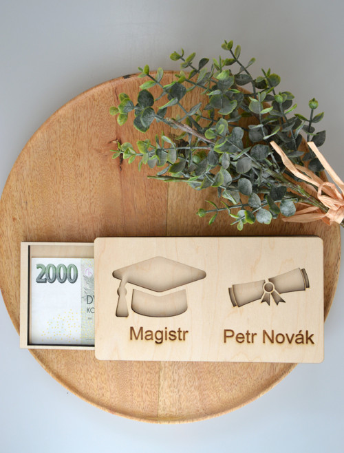 Dřevěná kazeta na peníze k promoci - se jménem 2