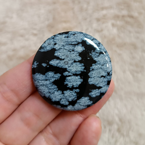 Obsidián (vločkový), ID 4581, průměr 39 mm — foto 1