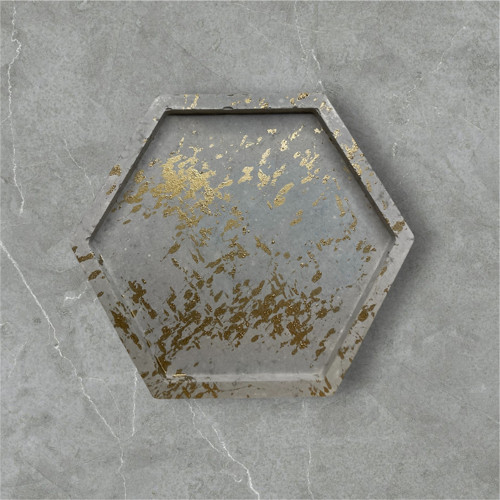 Betonový hexagon se zlatým dekorem