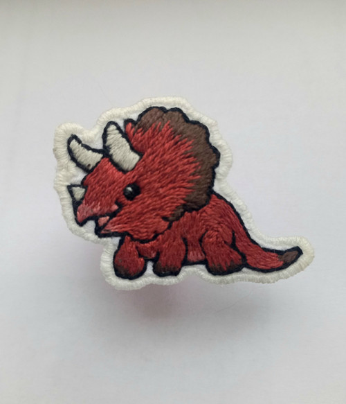 Vyšívaná brož - triceratops