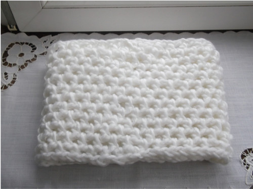 Sněhově bílý nákrčník , výška 23 cm