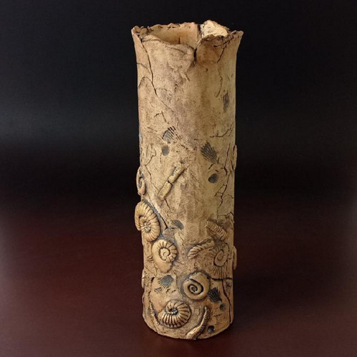 Keramická váza s fosilním reliéfem