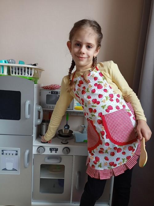 Jahodová zástěrka 9-11 let — foto 1