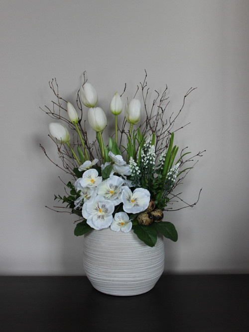 Bílý obal s tulipány, maceškami a modřenci — foto 1