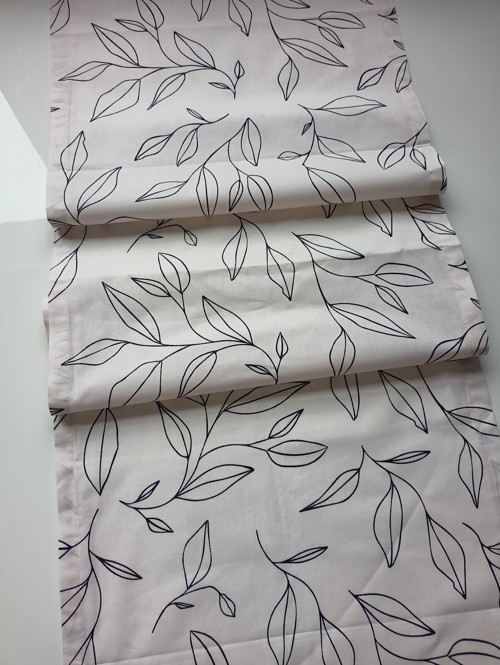 Béžový bě+houn s černými lístky - 160x40cm