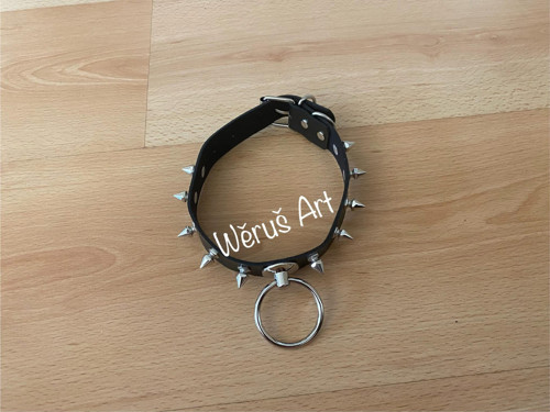 Choker s hroty a kruhem