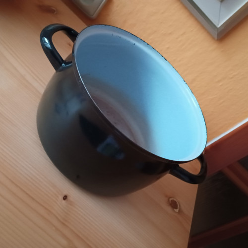 Černý hrnec — foto 1